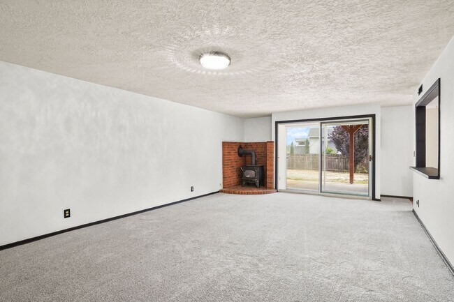 Building Photo - Wonderful 4 bedroom, 2 Bath on Oversized l...
