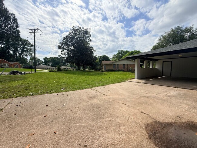 Building Photo - Newly Renovated Property - Family Home