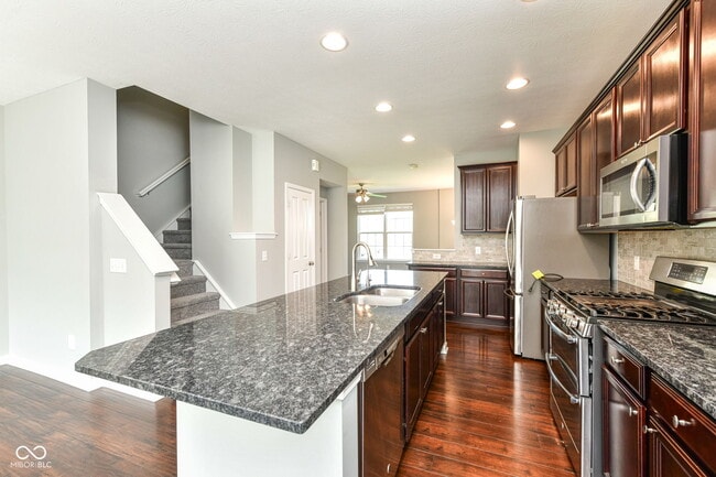 Building Photo - 9050 Mercer Dr