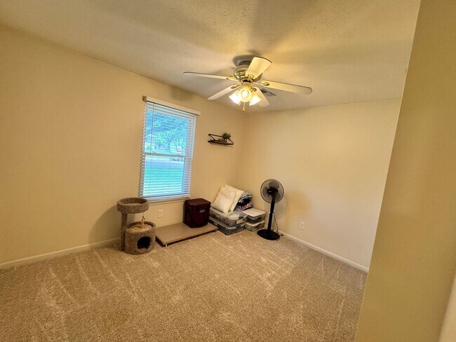 Building Photo - Newly remodeled Eastside home