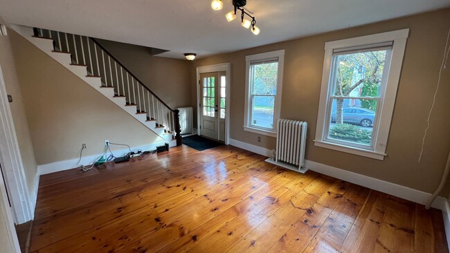 Building Photo - Lovely 3 Bedroom New Englander in Wonderfu...