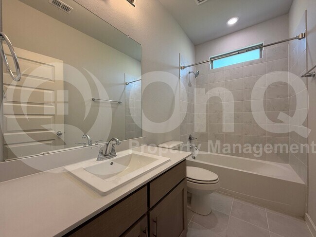 Building Photo - 405 Loganberry Dr