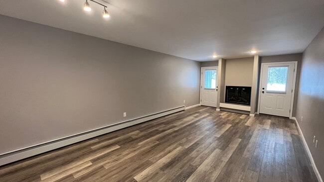 Building Photo - A charming ground floor apartment with (2)...