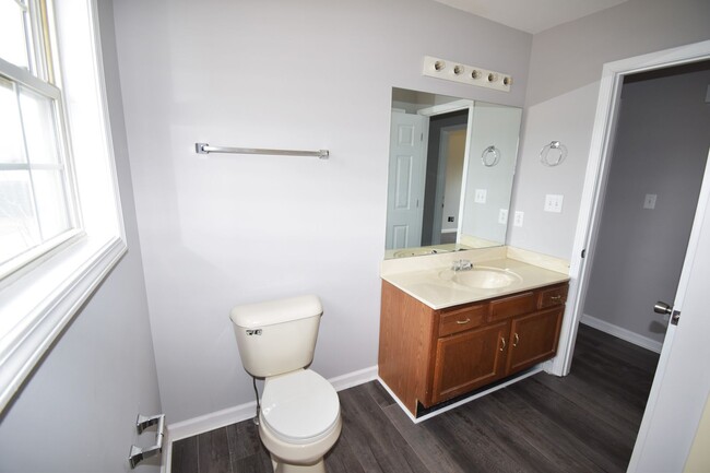 Building Photo - 3 Bedroom 2 Bath Pet Friendly Home For Rent!