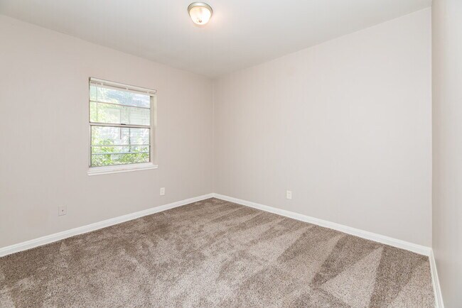 Building Photo - 961 Kenmore St