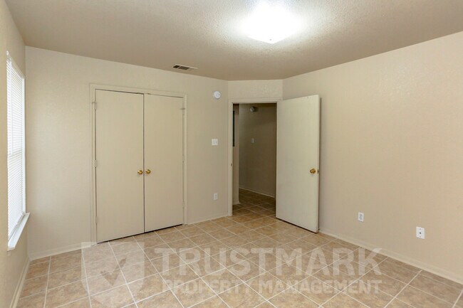 Building Photo - 932 Maplewood Dr
