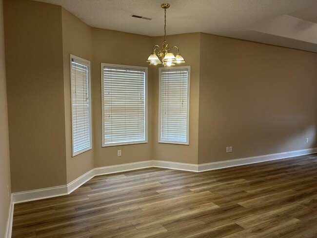 Building Photo - 3421 Beacon Dr