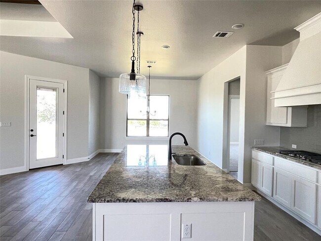 Building Photo - 104 Creek Point Dr