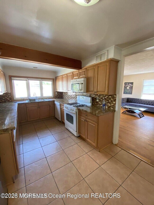 Building Photo - 319 Roosevelt Ave