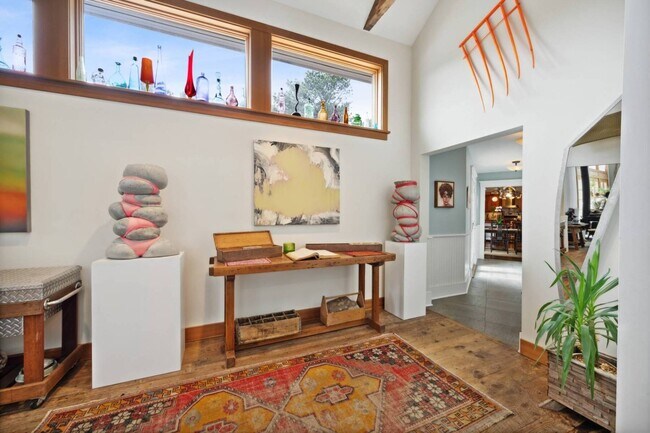 Building Photo - 565 Montauk Hwy