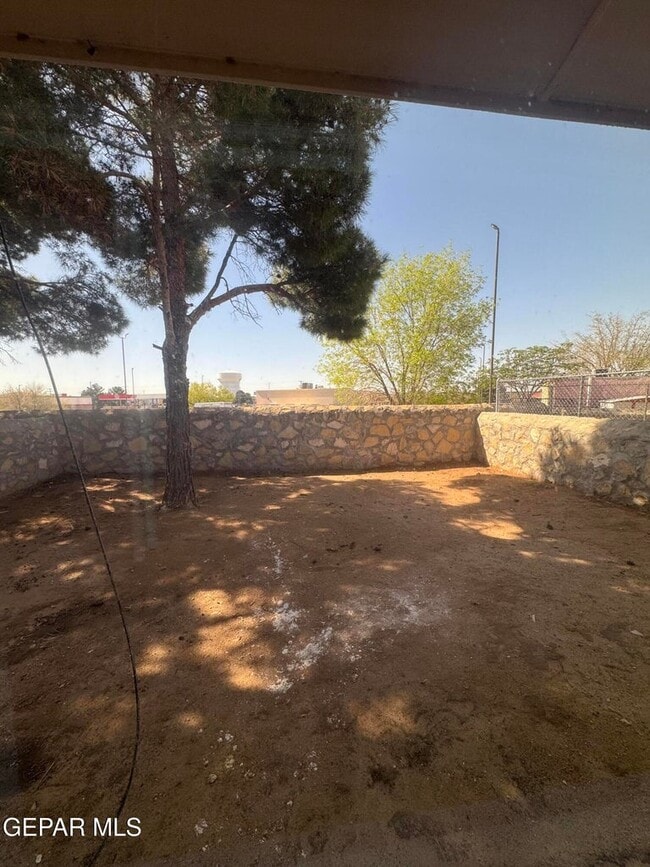 Building Photo - 1924 Estrada Dr
