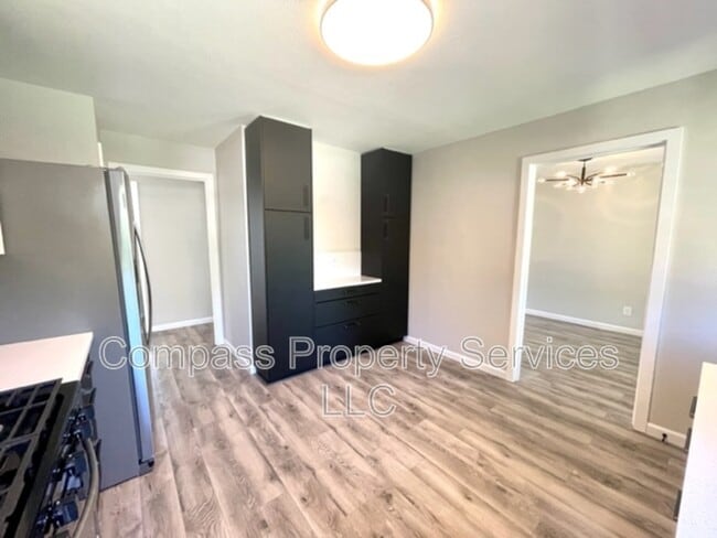 Building Photo - 2321 Glendale Dr