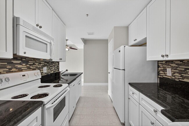 Building Photo - 2040 Greenview Shores Blvd