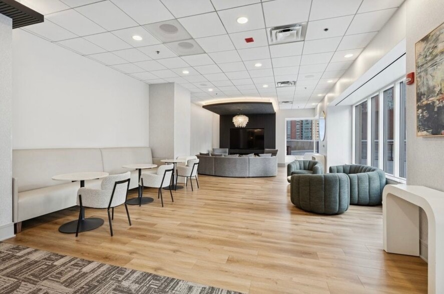 Building Photo - 512 N McClurg Ct