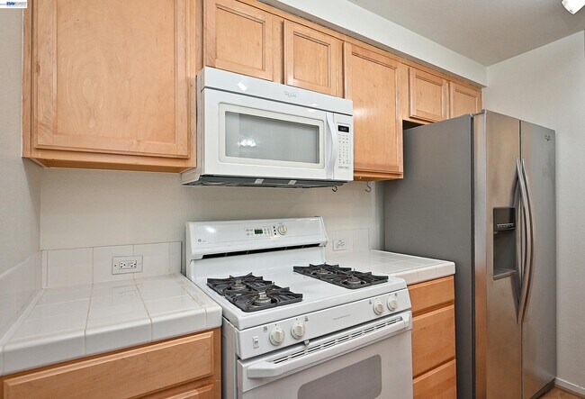 Building Photo - 280 Caldecott Ln