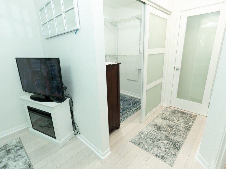 Building Photo - 88 King St