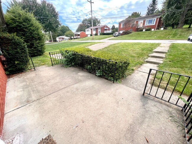 Building Photo - 3 Bed 2 Bath- Hopewell Township Pa!