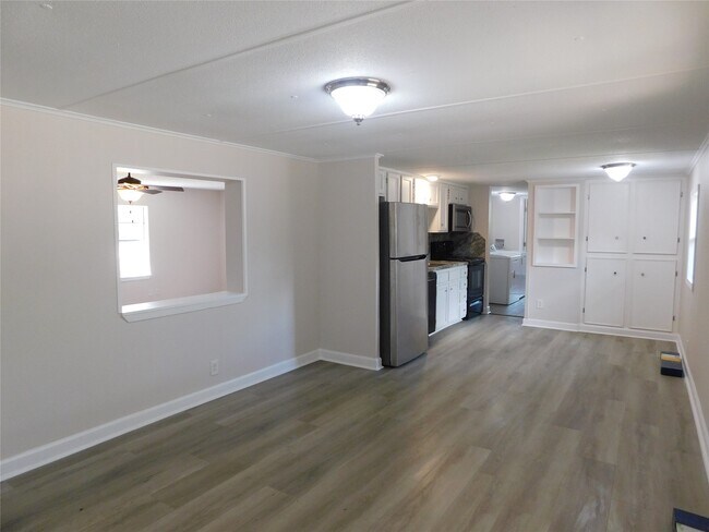 Building Photo - 537 Roscoe