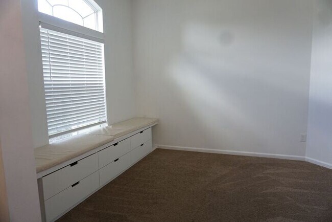 Building Photo - 3 Bedroom 2 Bathroom home with Garage Near...