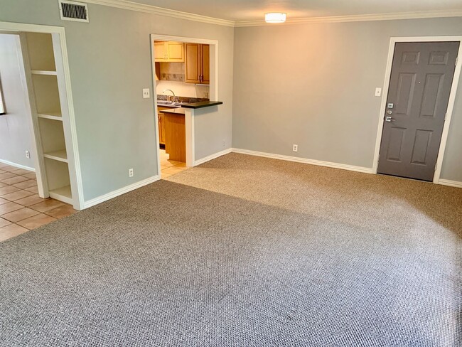 Building Photo - Spacious 2 Bedroom/ 2 Bathroom Condo in Un...