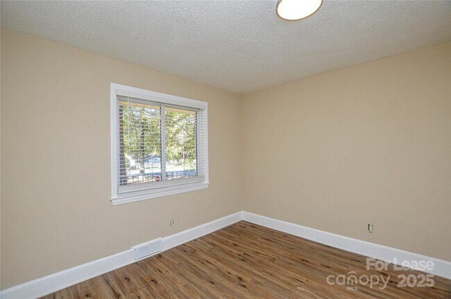 Building Photo - 2511 Woodstar Rd