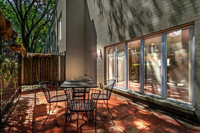 Building Photo - 1069 S Park Terrace