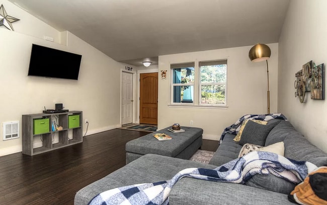 Building Photo - Fantastic 2 Bed/2 Bath with Fully Fenced Backyard - Lodgepole Drive