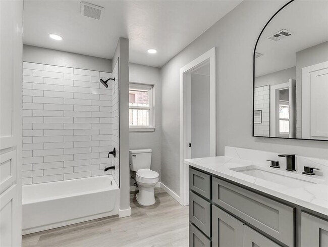 Building Photo - Look at this beautiful home!! 4 bed, 3 full baths!