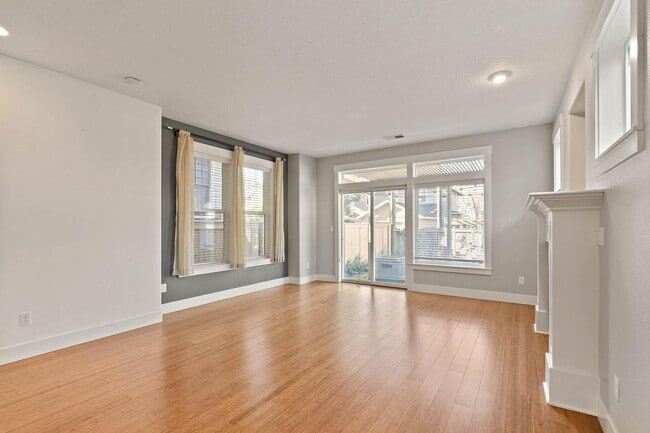 Building Photo - Beautiful 3-bdrm/2.5-bath contemporary craft home w/ lots of character. A/C, fireplace, fenced ba...