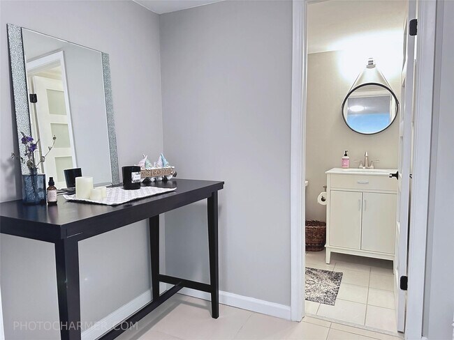 Building Photo - 1301 River Reach Dr