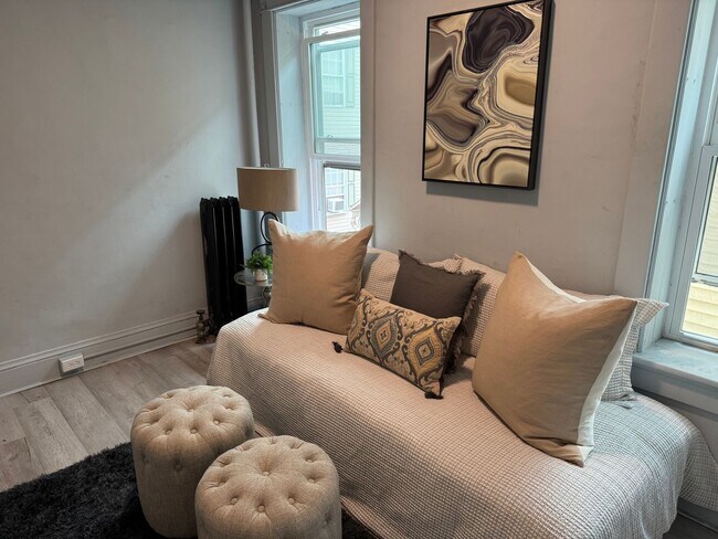 Building Photo - NOW LEASING! Renovated 1 bed, 1 bath avail...