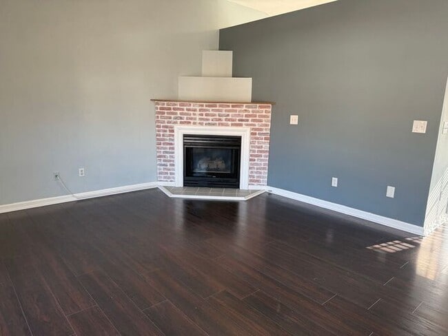 Building Photo - For Rent - Split Level Brick Home in South Nashville with Garage