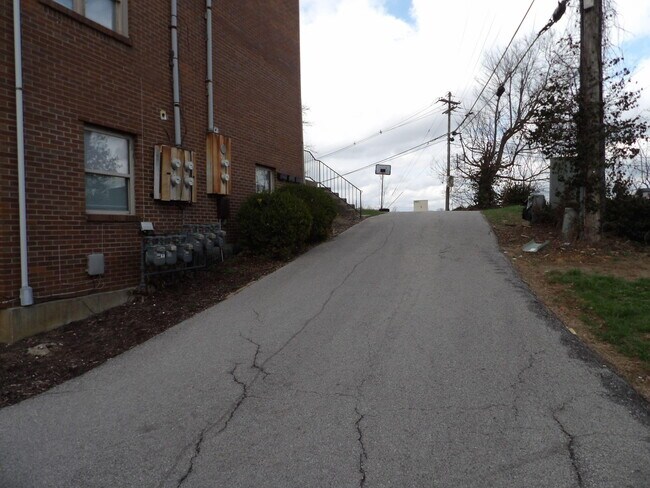 Building Photo - 902 Plaza Dr