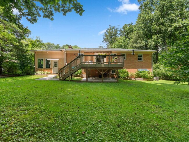 Building Photo - "Stunning 4-Bed Oasis with Granite Eleganc...