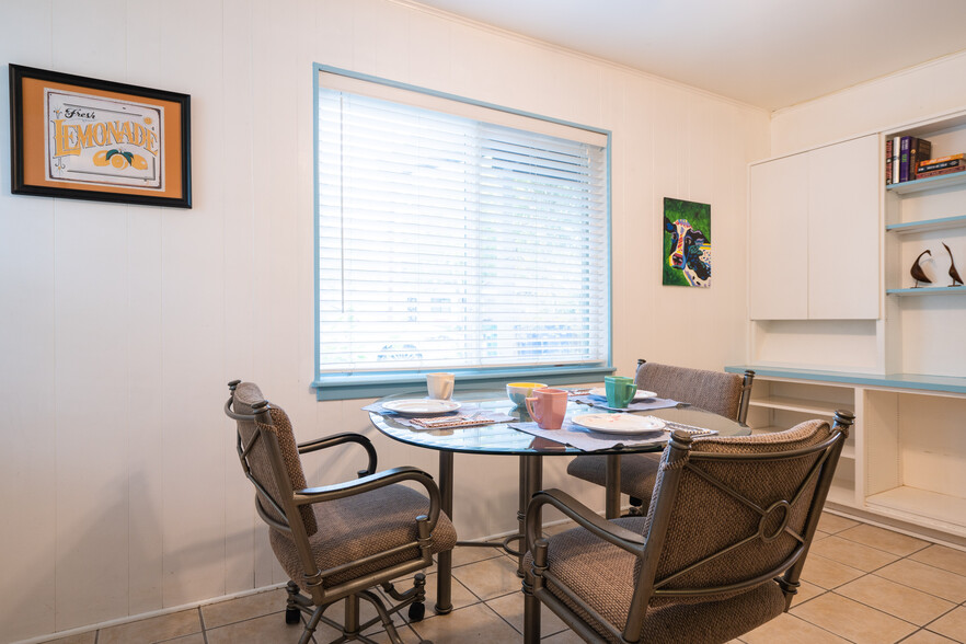 Kitchen with lots of natural light - 4419 A Gillis