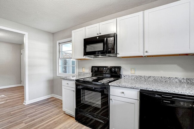 Building Photo - AVAILABLE NOW!! 4 bedroom Brick Ranch Style Home