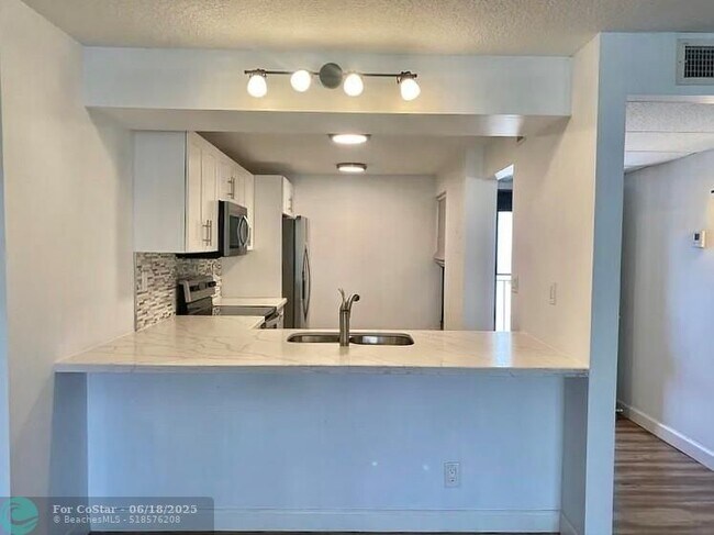 Building Photo - 11 Royal Palm Way
