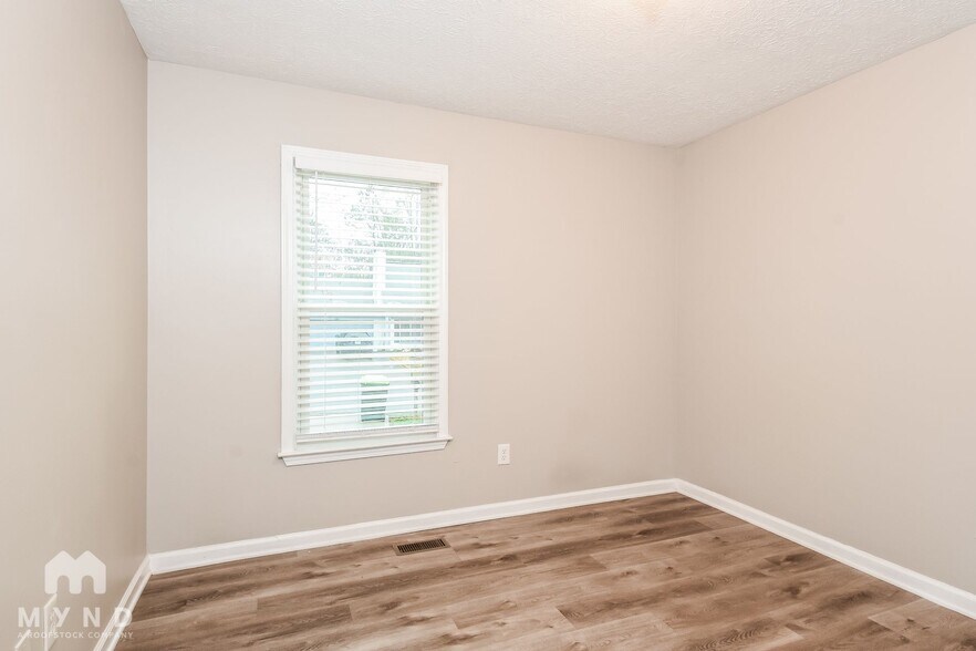 Building Photo - 308 Arapaho Dr SE