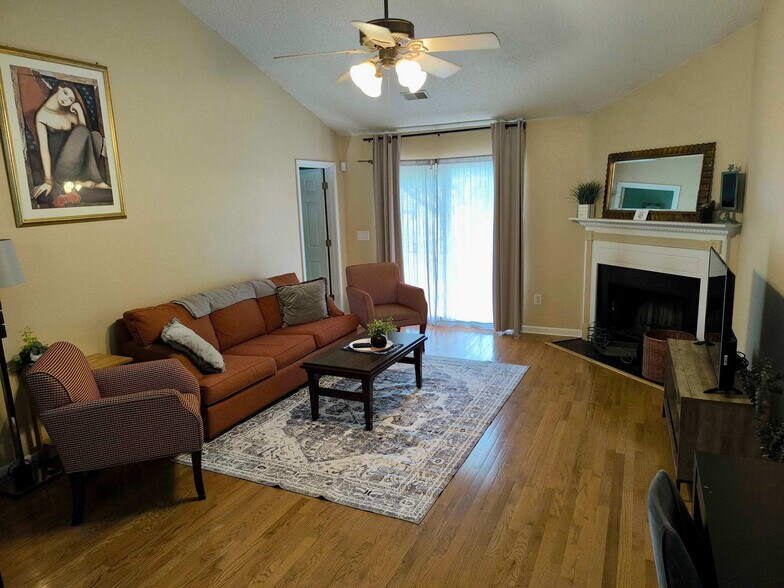 Building Photo - 818 Bentley Dr