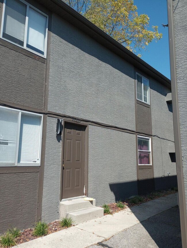 Building Photo - 2 Bedroom/1 Bath Garden Style Apartment available now!