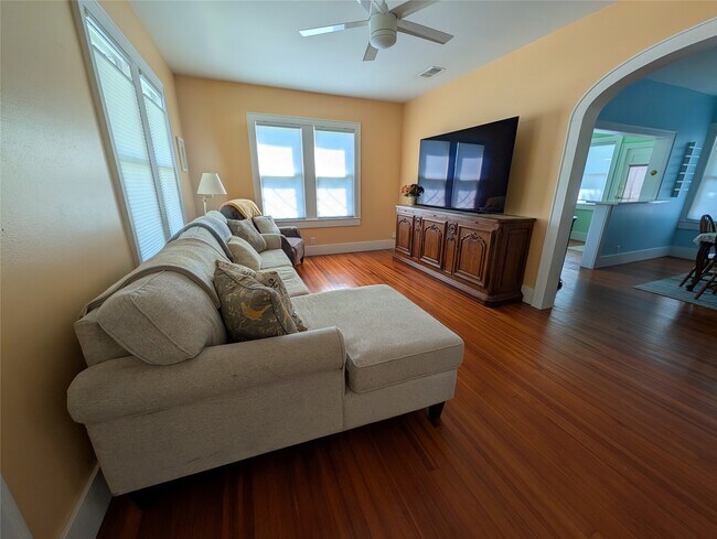 Building Photo - 4823 Fannin Dr