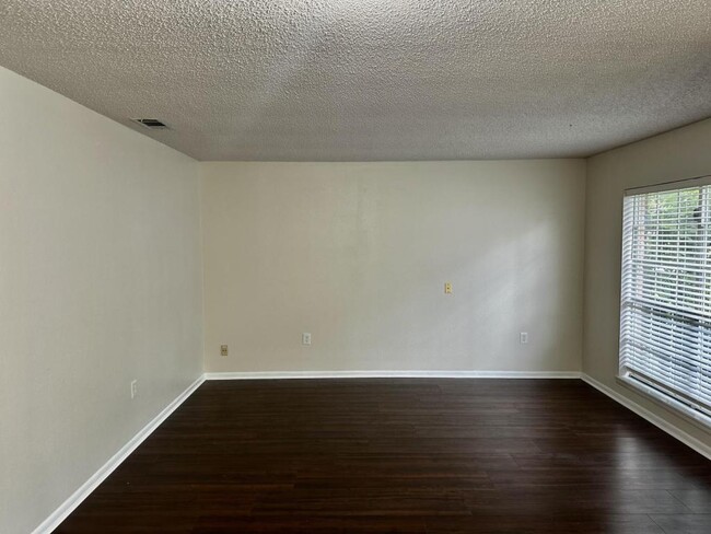 Building Photo - 527 Queen Anne Dr