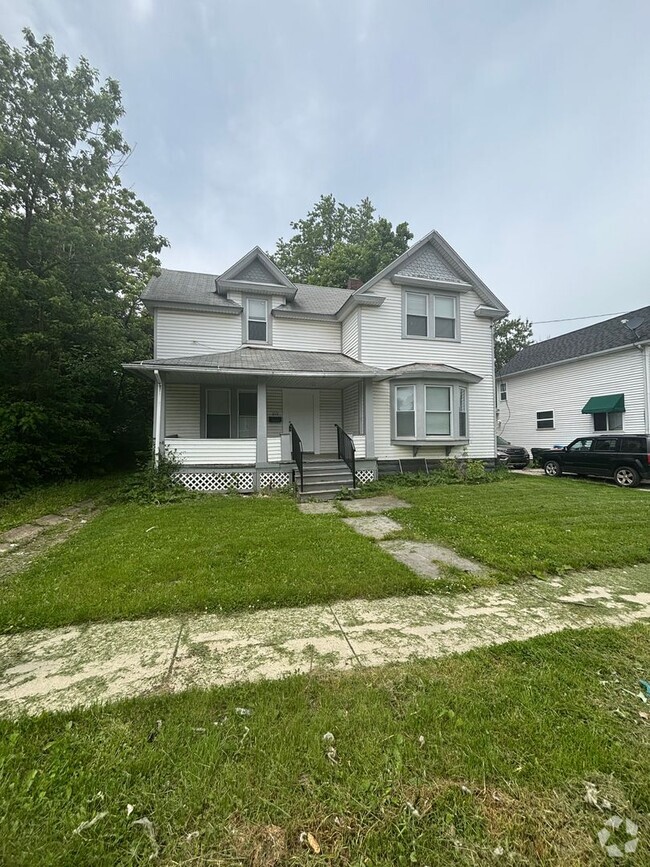 Building Photo - Section 8 Accepted - Spacious 4br/2ba Home