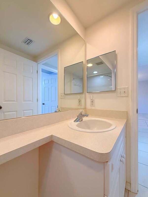 Building Photo - 1200 Country Club Dr