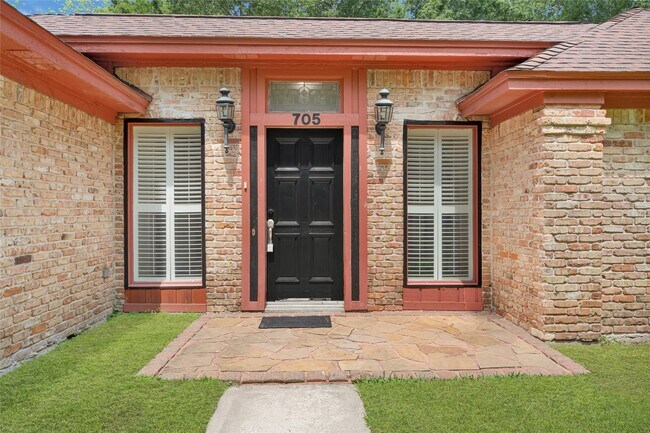 Building Photo - 705 Holly Springs Ct