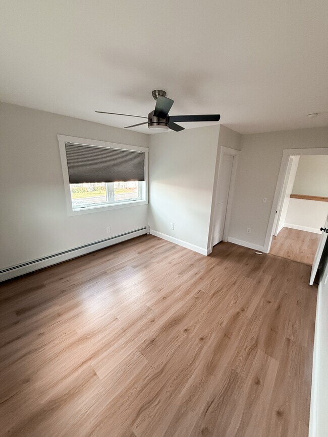 Building Photo - 959 W River Rd