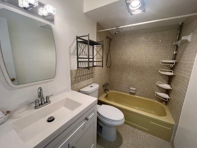 Building Photo - 1000 NE 14th Ave