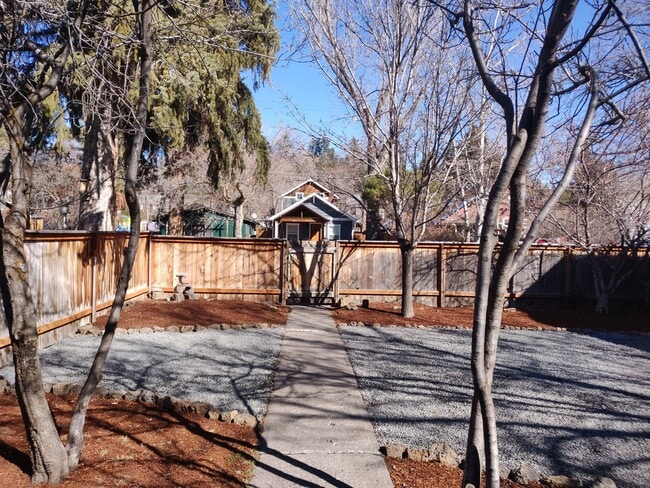 Building Photo - NW Bend 3x2 single-story hidden gem with huge fenced yard!