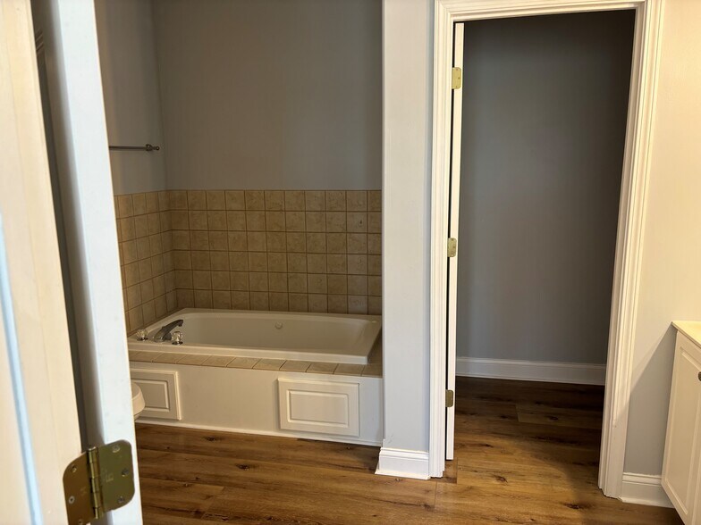 Building Photo - 1406 Windcrest Ct