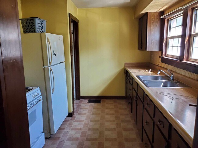 Building Photo - 1238 E Riverside Ave